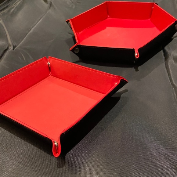 Set of 2 collapsible red/black trays